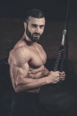 Acımasız beyaz yakışıklı fitness erkekler diyet eğitim triceps g
