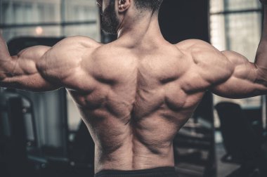 Yakışıklı güç atletik erkek diyet kadar sırt kas pompalama eğitim