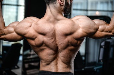 Yakışıklı güç atletik erkek diyet kadar sırt kas pompalama eğitim
