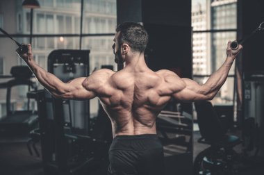 Yakışıklı güç atletik erkek diyet kadar sırt kas pompalama eğitim