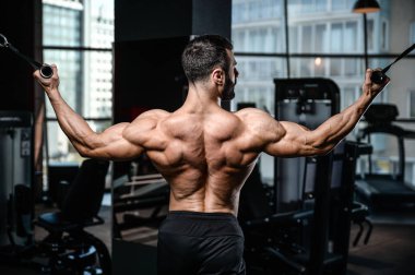 Yakışıklı güç atletik erkek diyet kadar sırt kas pompalama eğitim
