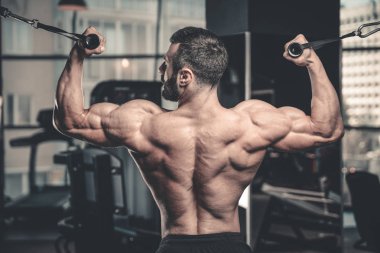 Yakışıklı güç atletik erkek diyet kadar sırt kas pompalama eğitim