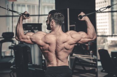 Yakışıklı güç atletik erkek diyet kadar sırt kas pompalama eğitim