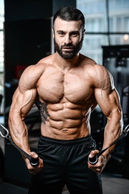 Acımasız beyaz yakışıklı fitness erkekler üzerinde diyet eğitim göğüs kuku