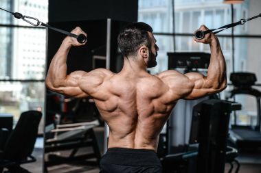 Yakışıklı güç atletik erkek diyet kadar sırt kas pompalama eğitim