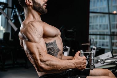 Yakışıklı güç atletik erkek diyet kadar sırt kas pompalama eğitim