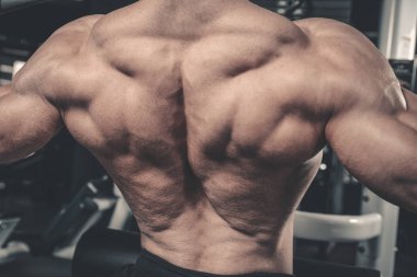 Yakışıklı güç atletik erkek diyet kadar sırt kas pompalama eğitim