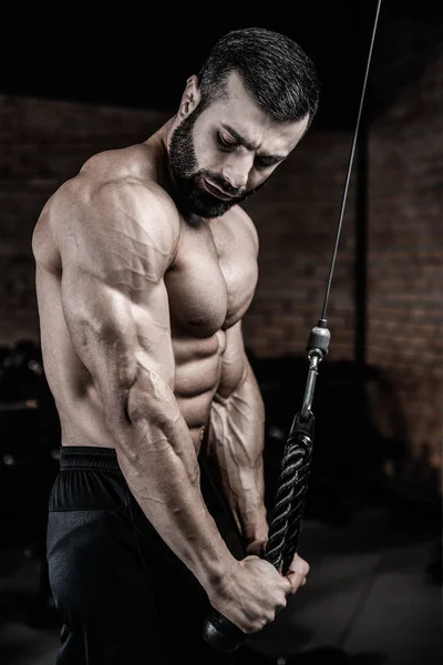 Brutal caucasien beaux hommes de remise en forme sur les triceps de formation de régime g — Photo