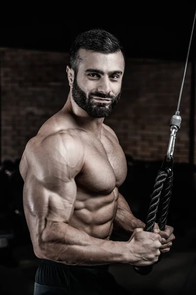 Brutal caucasien beaux hommes de remise en forme sur les triceps de formation de régime g — Photo
