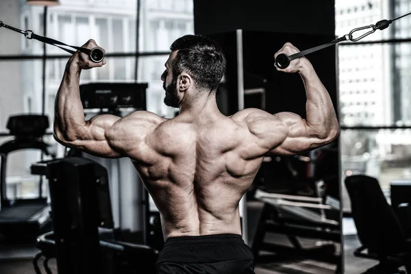 Guapo poder atlético hombre dieta entrenamiento bombeo hasta la espalda músculo —  Fotos de Stock