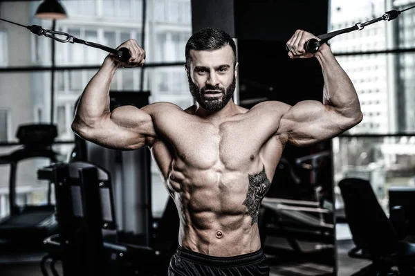 Bonito homem atlético poder no treinamento de dieta bombeando os músculos — Fotografia de Stock