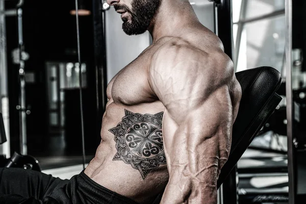 Acımasız beyaz yakışıklı fitness erkekler diyet eğitim triceps g — Stok fotoğraf