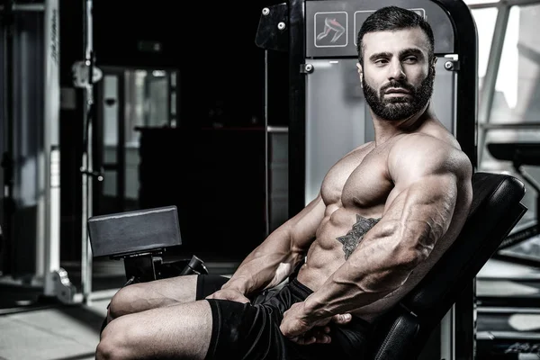 Brutale Kaukasische knappe fitness mannen op dieet opleiding triceps g — Stockfoto