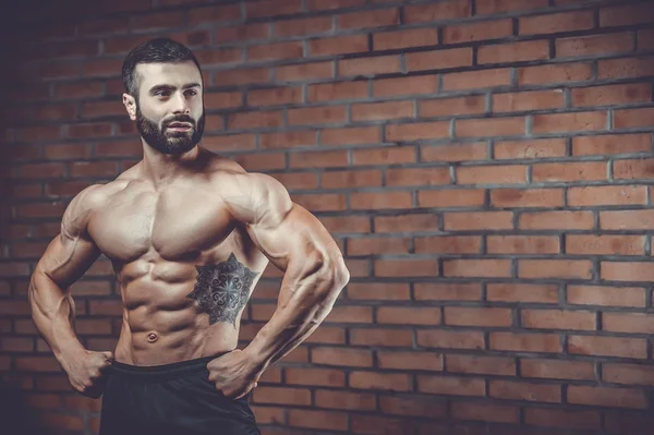 Kaukasische sexy fitness model in sportschool dicht omhoog ab — Stockfoto