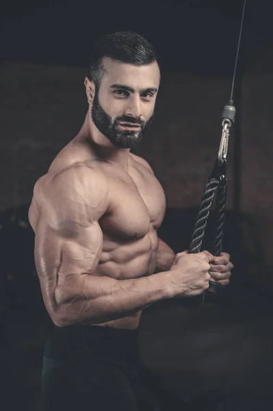 Brutale Kaukasische knappe fitness mannen op dieet opleiding triceps g — Stockfoto