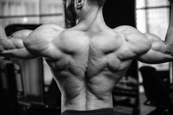Stilig power atletisk man kost utbildning pumpa upp rygg muskel — Stockfoto