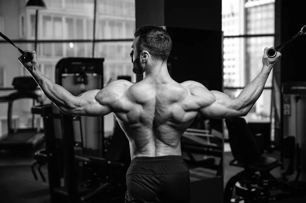 Schöner kraftvoller athletischer Mann Diättraining, das Rückenmuskeln aufpumpt — Stockfoto