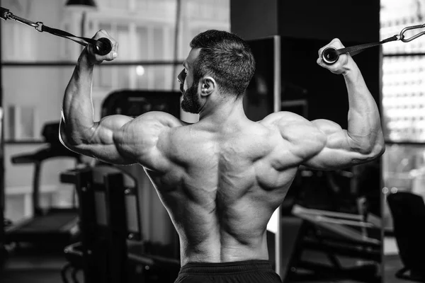 Beau pouvoir athlétique homme alimentation entraînement pompage vers le haut du muscle du dos — Photo