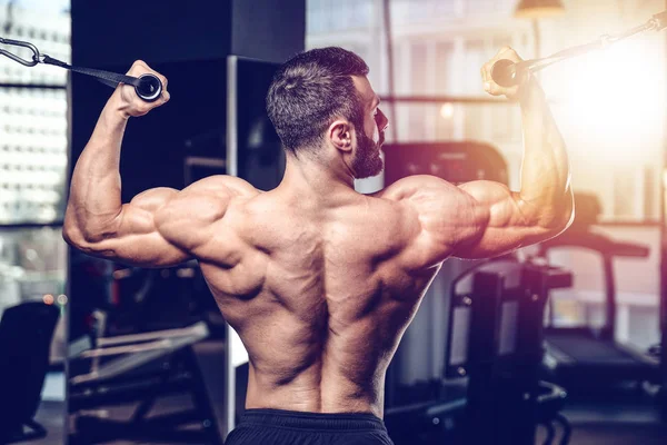 Knappe macht atletische man dieet opleiding oppompen van terug spier — Stockfoto