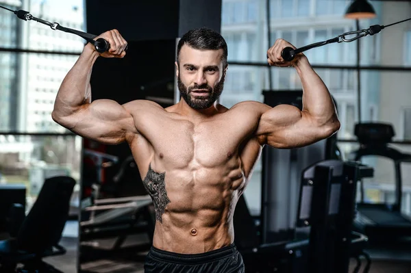 Bel homme athlétique de puissance sur la formation de l'alimentation pompage les muscles — Photo