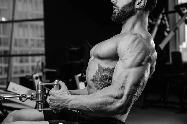 Δίαιτα Αθλητικός άνδρας όμορφος Ισχύς κατάρτιση άντλησης μέχρι την πλάτη των μυών — Φωτογραφία Αρχείου