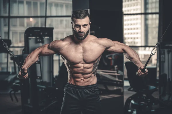 Brutal caucasiano bonito fitness homens na dieta de treinamento peito pum — Fotografia de Stock