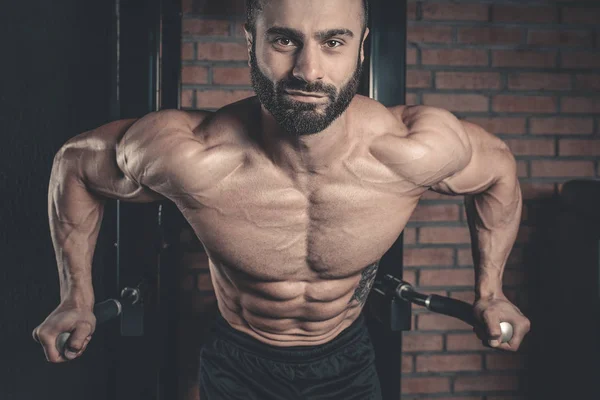 Brutale Kaukasische knappe fitness mannen op dieet opleiding borst pum — Stockfoto