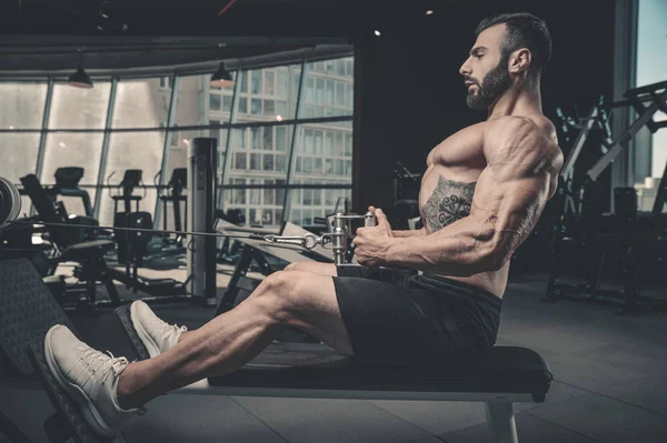 Guapo poder atlético hombre dieta entrenamiento bombeo hasta la espalda músculo —  Fotos de Stock