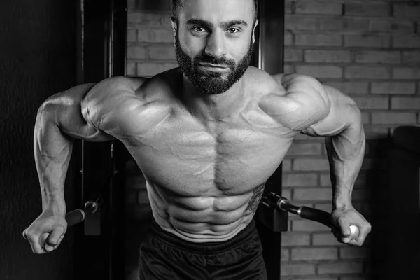 Brutal caucasian handsome fitness men on diet training chest pum — Stock Photo, Image