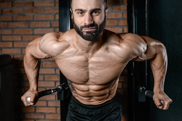 Brutale Kaukasische knappe fitness mannen op dieet opleiding borst pum — Stockfoto