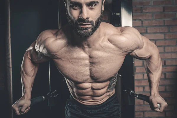 Brutal caucásico guapo fitness hombres en la dieta entrenamiento pecho pum — Foto de Stock