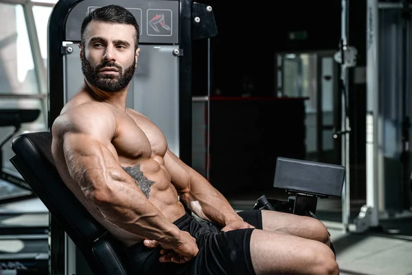 Caucasian sexy fitness model in gym close up ab — Stock Photo, Image