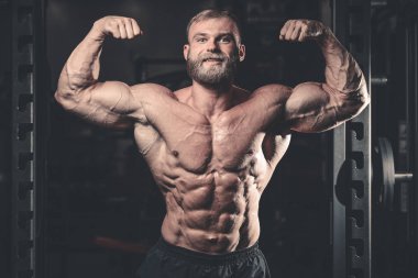 Diyet eğitim kas pompalama yakışıklı güç atletik erkek