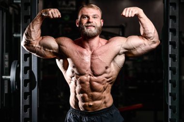 Diyet eğitim kas pompalama yakışıklı güç atletik erkek