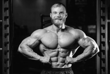 Acımasız beyaz yakışıklı fitness erkekler üzerinde diyet eğitim göğüs kuku