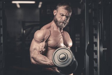 Diyet eğitim kas pompalama yakışıklı güç atletik erkek