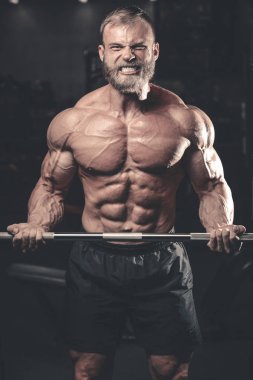 Diyet eğitim kas pompalama yakışıklı güç atletik erkek