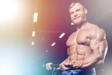 Diyet eğitim kas pompalama yakışıklı güç atletik erkek