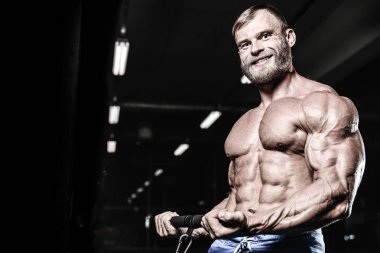 Diyet eğitim kas pompalama yakışıklı güç atletik erkek