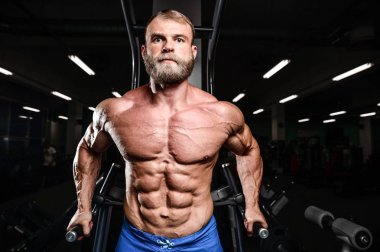 Acımasız beyaz yakışıklı fitness erkekler üzerinde diyet eğitim göğüs kuku