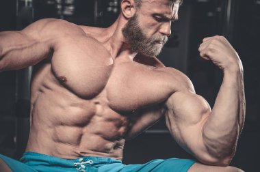 Diyet eğitim kas pompalama yakışıklı güç atletik erkek