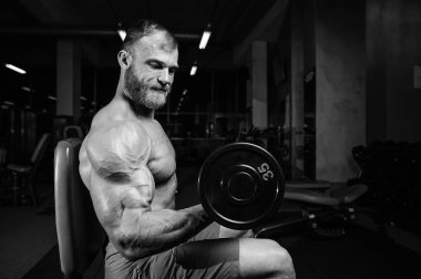 Diyet eğitim kas pompalama yakışıklı güç atletik erkek