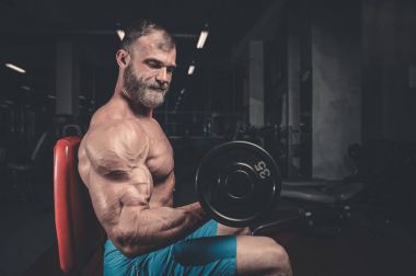 Diyet eğitim kas pompalama yakışıklı güç atletik erkek