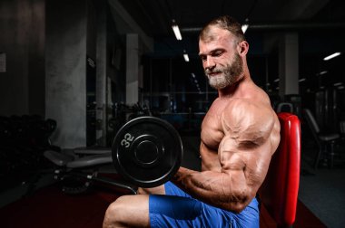 Diyet eğitim kas pompalama yakışıklı güç atletik erkek