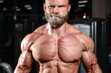 Spor salonu zemin üzerine yakışıklı bir adam portresi