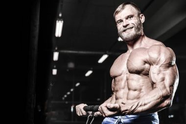 Diyet eğitim kas pompalama yakışıklı güç atletik erkek