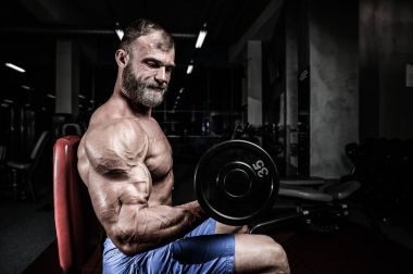 Diyet eğitim kas pompalama yakışıklı güç atletik erkek