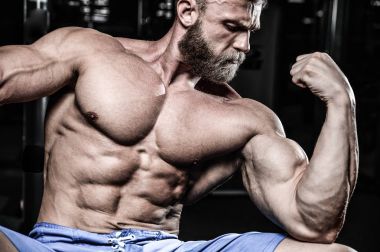 Diyet eğitim kas pompalama yakışıklı güç atletik erkek