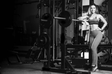 Kız egzersiz halter ile yürütmek