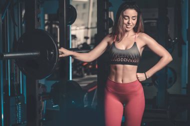 Kız egzersiz halter ile yürütmek